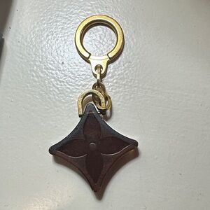 LOUIS VUITTON:Floral Diamond Keychain with Gold Hardware